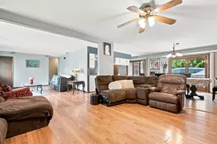 729 Surrey Dr, Streamwood, IL 60107 - Photo 8