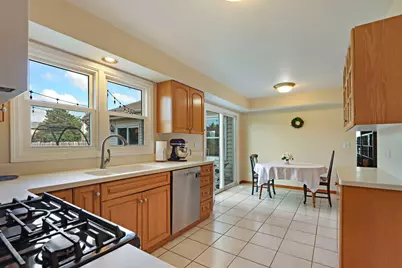 1137 Lockwood Court E, Buffalo Grove, IL 60089 - Photo 6