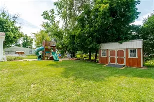 111 Loren St, Washington, IL 61571 - Photo 28