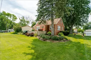 111 Loren St, Washington, IL 61571 - Photo 2