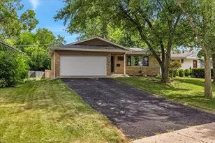 707 S Gables Blvd, Wheaton, IL 60189 - Photo 2