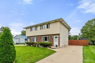 1153-1155 Burgundy Ln, Aurora, IL 60505 - Photo 2
