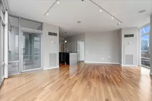 510 W Erie St, Chicago, IL 60654 - Photo 10