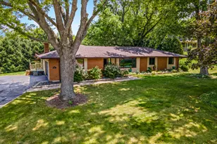 847 Hemlock Dr, Sleepy Hollow, IL 60118 - Photo 2