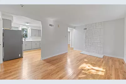 707 S Elmwood Avenue, Waukegan, IL 60085 - Photo 2