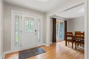 1023 Creekside Cir, Naperville, IL 60563 - Photo 2