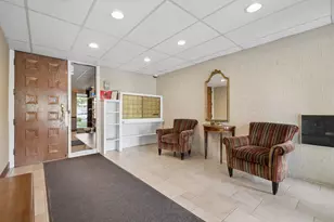 907 Curtiss St, Downers Grove, IL 60515 - Photo 2