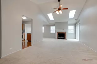 311 Glasgow Ln, Schaumburg, IL 60194 - Photo 6