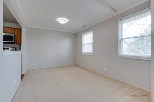 311 Glasgow Ln, Schaumburg, IL 60194 - Photo 8