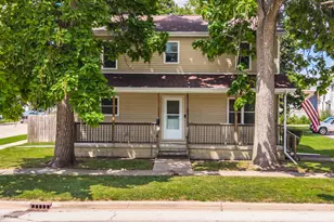 521 W Water St, Pontiac, IL 61764 - Photo 2