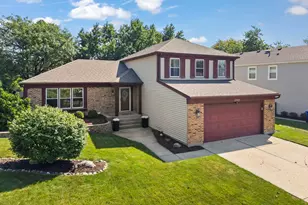 2323 Richmond Dr, Wheaton, IL 60189 - Photo 2