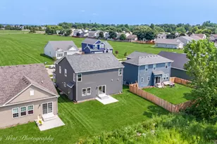 335 N Aspen Dr, Cortland, IL 60112 - Photo 4