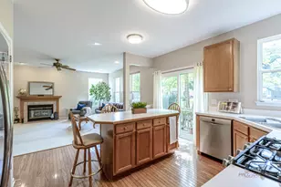 220 Meadowlark Cir, Lindenhurst, IL 60046 - Photo 8