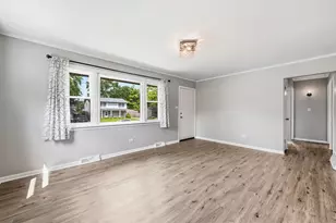 423 Lawrence Ave, Grayslake, IL 60030 - Photo 2