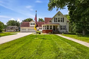 809 E Center St, Ottawa, IL 61350 - Photo 1