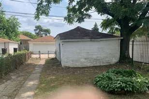 11833 S Indiana Ave, Chicago, IL 60628 - Photo 4