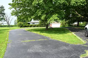 621 S Oakwood St, Oakwood, IL 61858 - Photo 2
