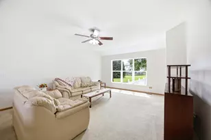 605 Tanglewood Trail, McHenry, IL 60050 - Photo 8