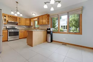 345 Mayfair Dr, Aurora, IL 60504 - Photo 12