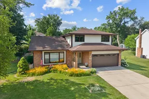 345 Mayfair Dr, Aurora, IL 60504 - Photo 2