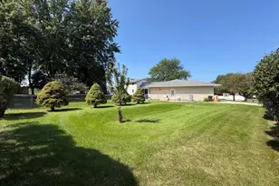 802 S Canterbury Dr, Freeport, IL 61032 - Photo 2