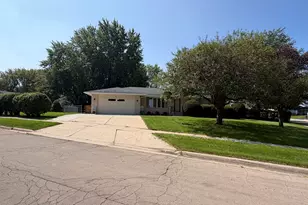 802 S Canterbury Dr, Freeport, IL 61032 - Photo 1