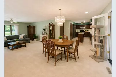 802 S Canterbury Drive, Freeport, IL 61032 - Photo 6