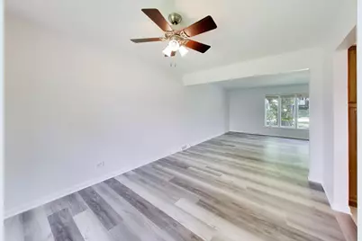 10S324 Hampshire Lane, Willowbrook, IL 60527 - Photo 8