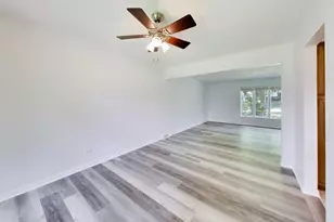 10S324 Hampshire Ln, Willowbrook, IL 60527 - Photo 8
