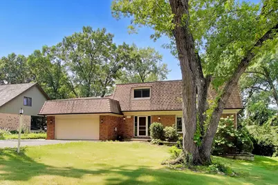 10S324 Hampshire Lane, Willowbrook, IL 60527 - Photo 2