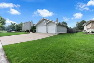 514 Stephanie Dr, Lockport, IL 60441 - Photo 2