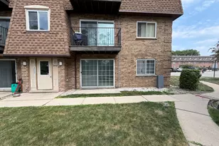 9428 Bay Colony Dr, Des Plaines, IL 60016 - Photo 2