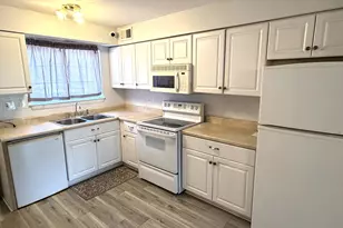 9428 Bay Colony Dr, Des Plaines, IL 60016 - Photo 6