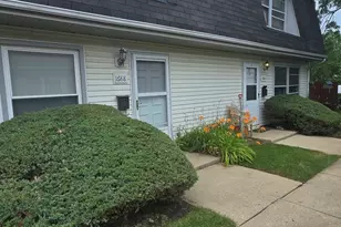 1688 Queensbury Cir, Hoffman Estates, IL 60169 - Photo 2