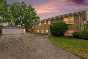 16W719 56th Pl, Clarendon Hills, IL 60514 - Photo 1