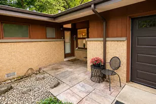 6N300 Oak St, Roselle, IL 60172 - Photo 2