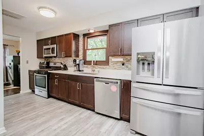 230 Fleetwood Lane, Elk Grove Village, IL 60007 - Photo 2