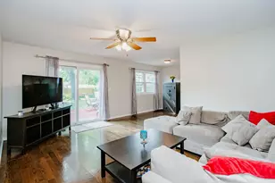 230 Fleetwood Ln, Elk Grove Village, IL 60007 - Photo 6
