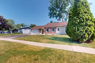 100 Edgewood Dr, Streamwood, IL 60107 - Photo 2