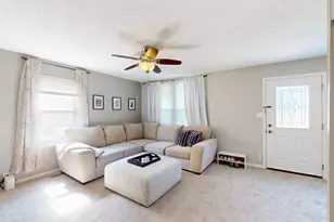 100 Edgewood Dr, Streamwood, IL 60107 - Photo 4