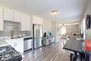100 Edgewood Dr, Streamwood, IL 60107 - Photo 8