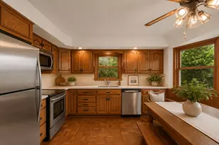 2110 E Eastman Ct, Arlington Heights, IL 60004 - Photo 10