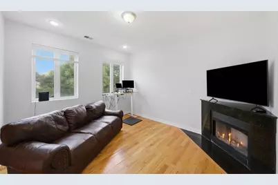 2217 W Farwell Avenue #4B, Chicago, IL 60645 - Photo 8