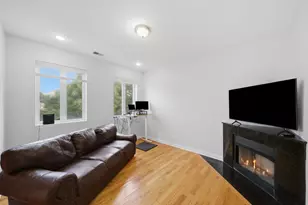 2217 W Farwell Ave, Chicago, IL 60645 - Photo 8
