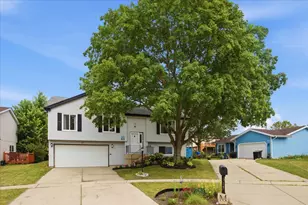 17 Windgate Ct, Streamwood, IL 60107 - Photo 2