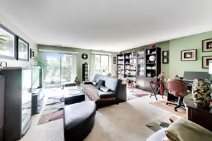 420 Walnut Creek Ln, Lisle, IL 60532 - Photo 4