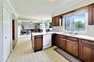 320 Yorkshire Dr, Mundelein, IL 60060 - Photo 6
