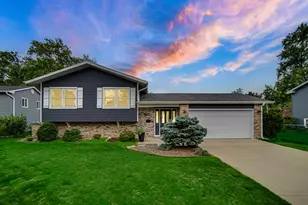 2921 Brentwood Ct, Woodridge, IL 60517 - Photo 2
