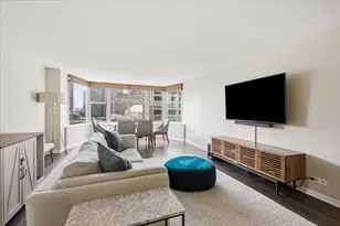 525 W Hawthorne Pl, Chicago, IL 60657 - Photo 8