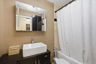 525 W Hawthorne Pl, Chicago, IL 60657 - Photo 18